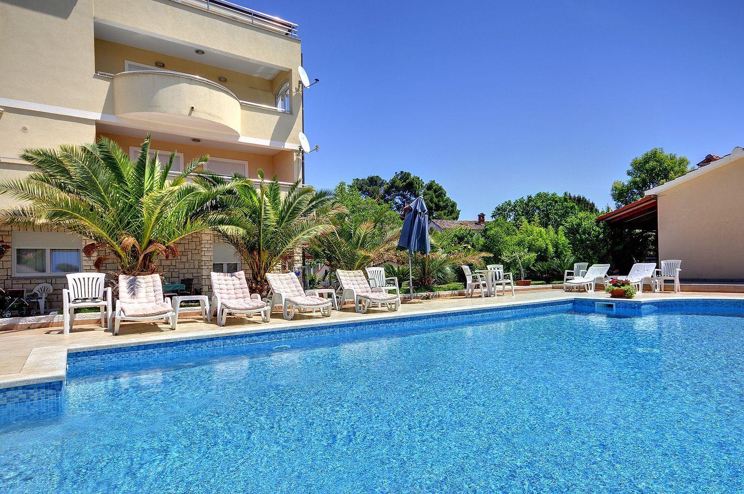 Zum Sandstrand Sind Es Wenige Gehminuten - Geniessen Sie Aber Auch Die Zeit Am Pool Medulin Eksteriør billede